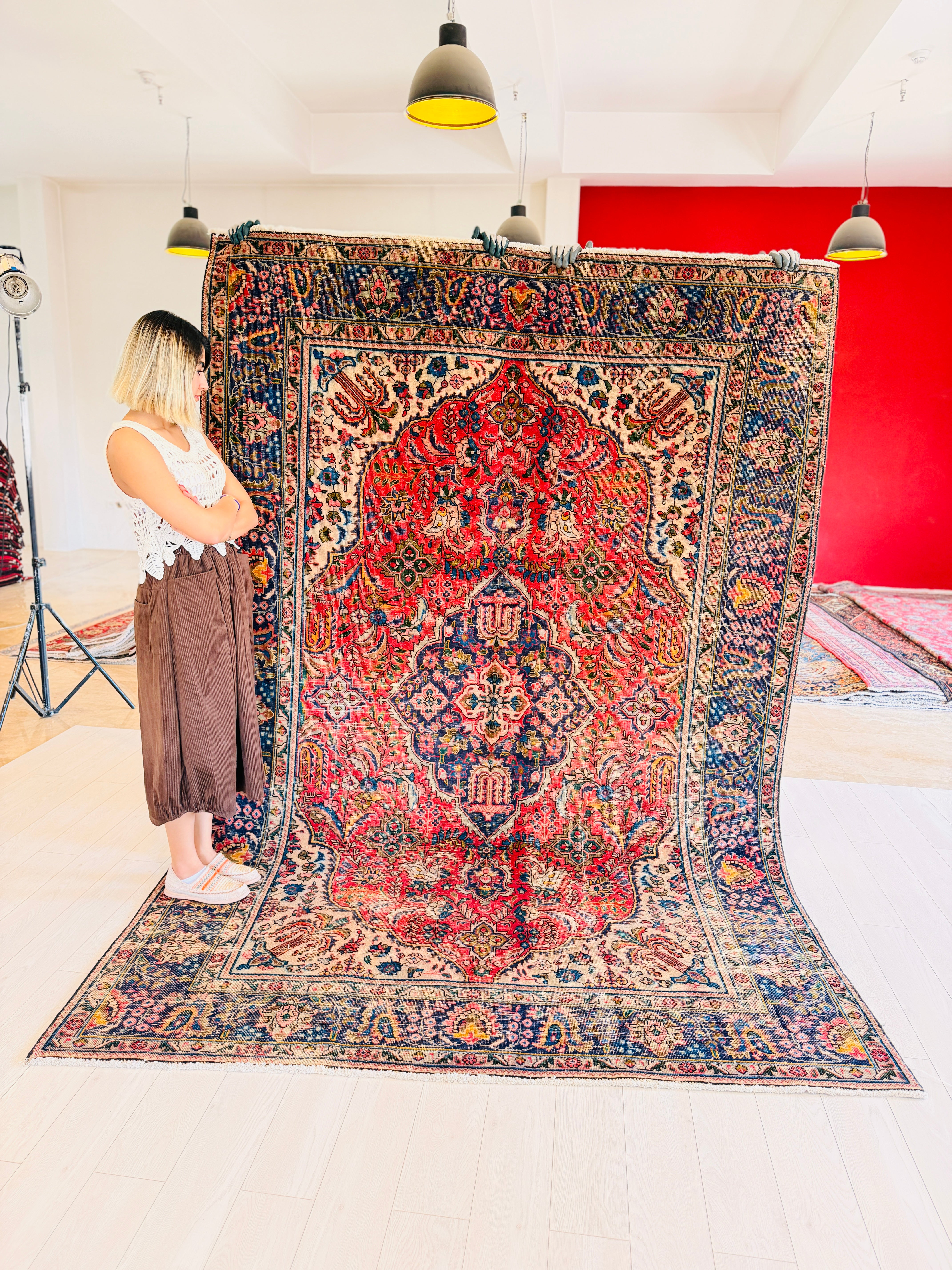 Vintage Red and Navy Blue Floral Rug – 9' 9" x 6' 7" (297 x 200 cm)
