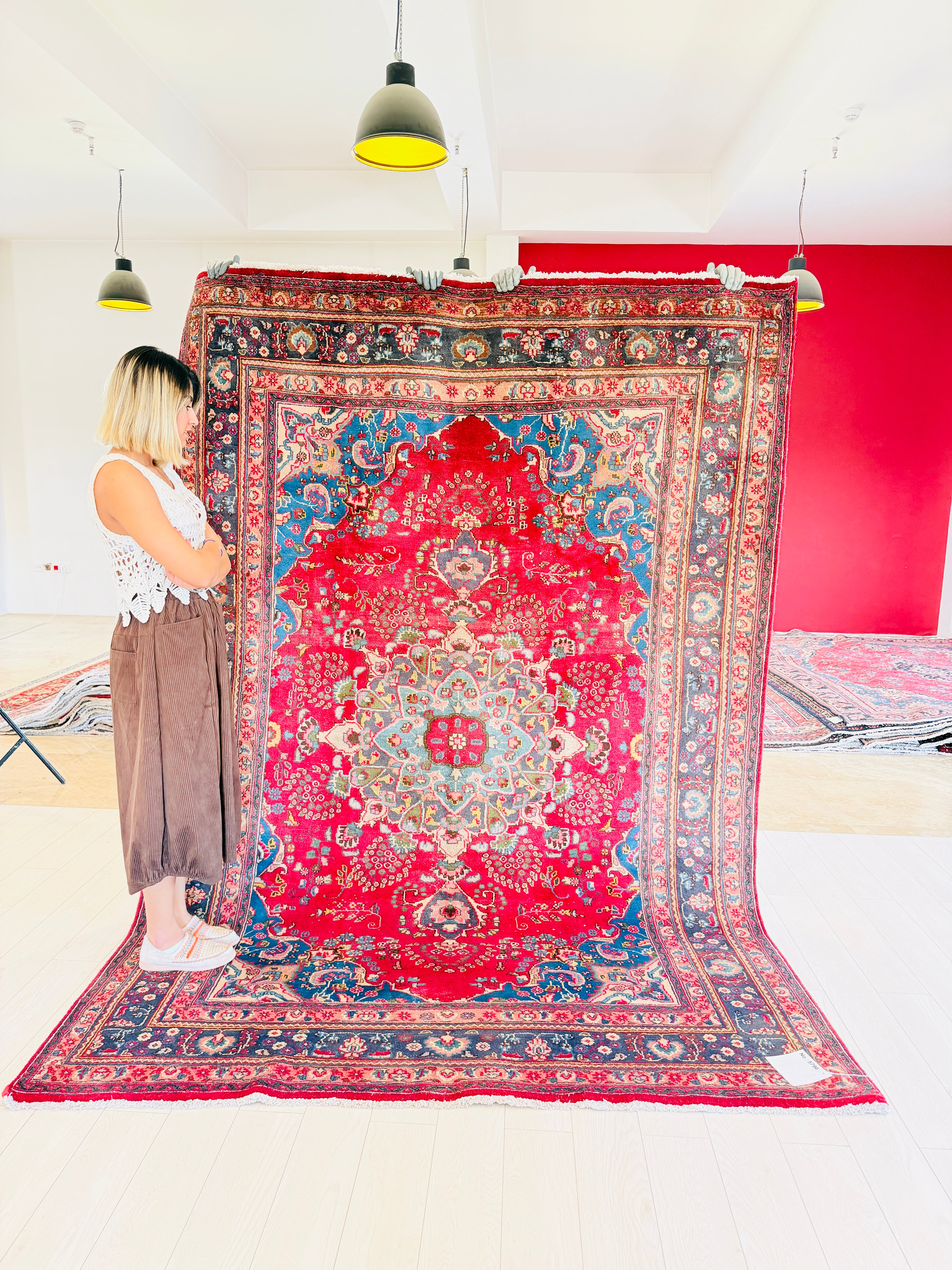 Vintage Red Floral Rug – 9' 4" x 6' 4" (284 x 194 cm)