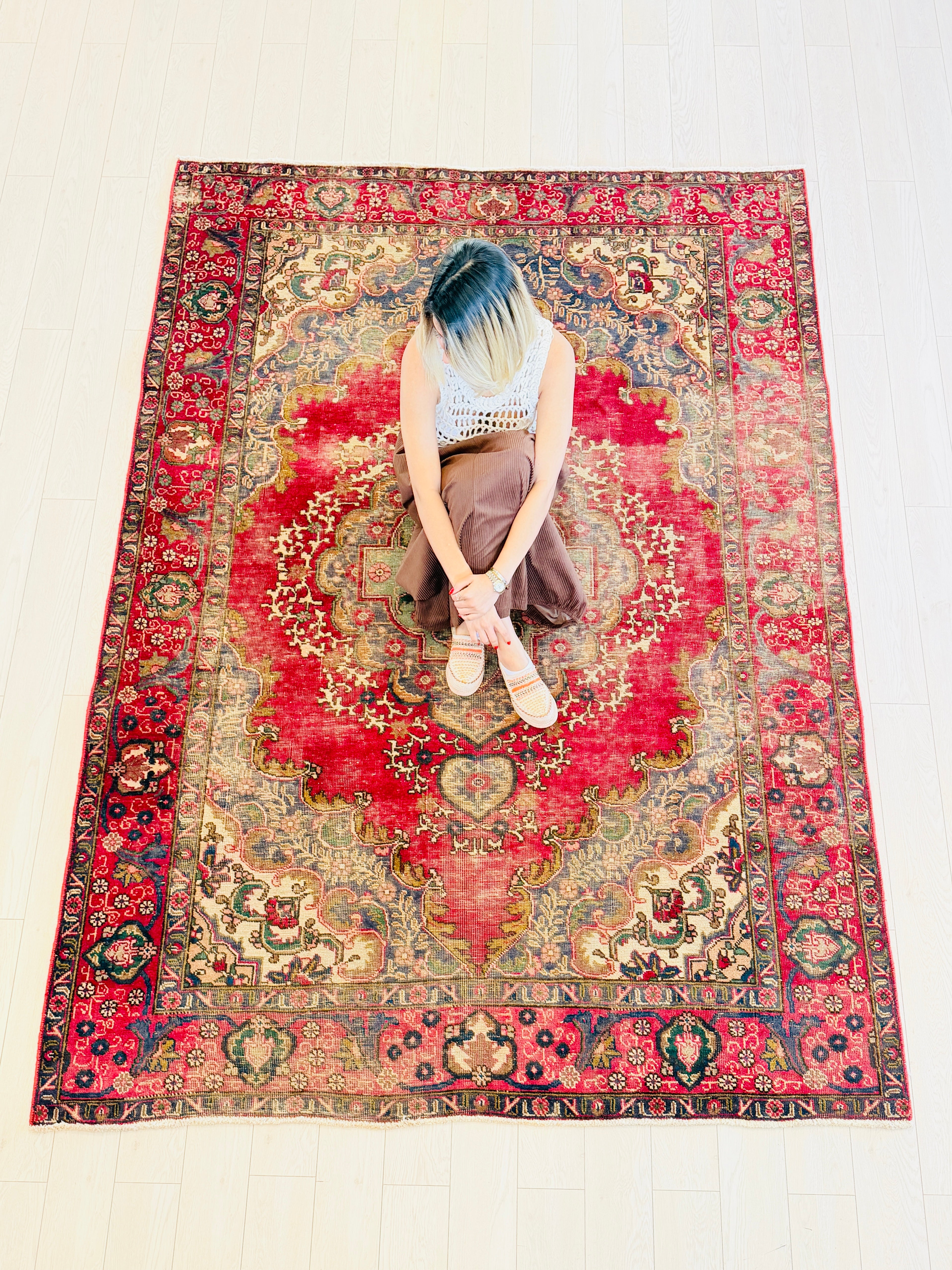 Vintage Red Floral Rug – 9' 7" x 6' 4" (292 x 192 cm)