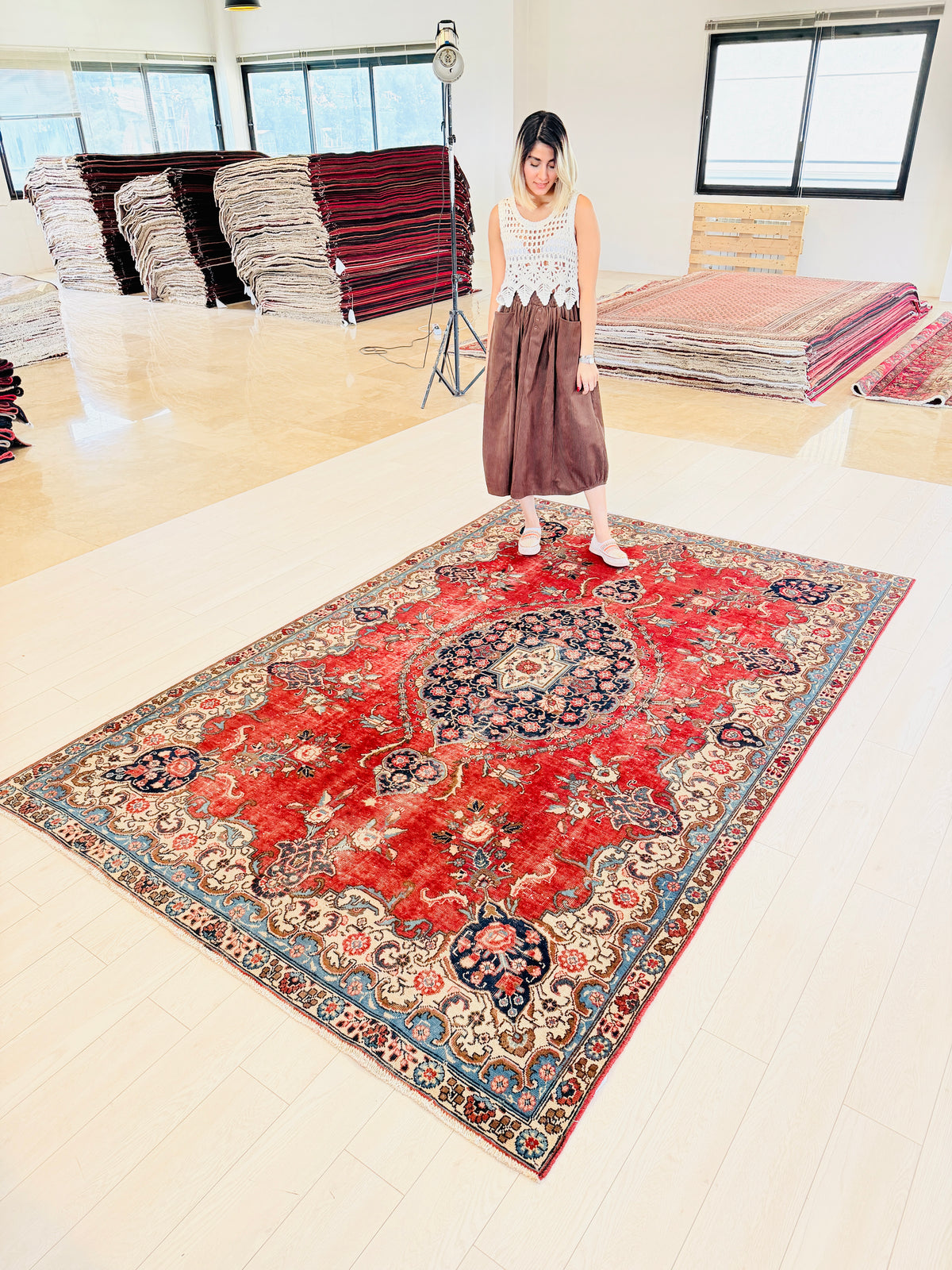 Vintage Red Floral Rug – 9' 3" x 6' 1" (282 x 185 cm)