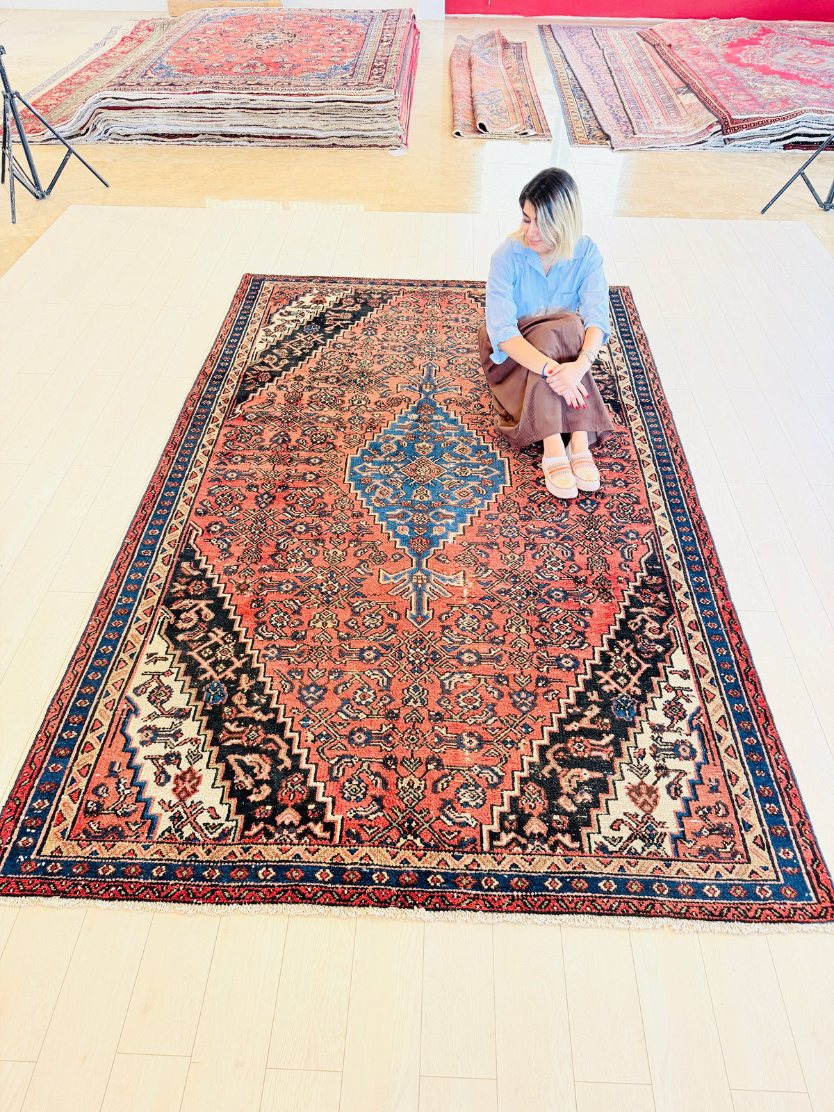 Vintage Red and blue Floral Rug – 10' 0" x 6' 2" (305 x 189 cm)