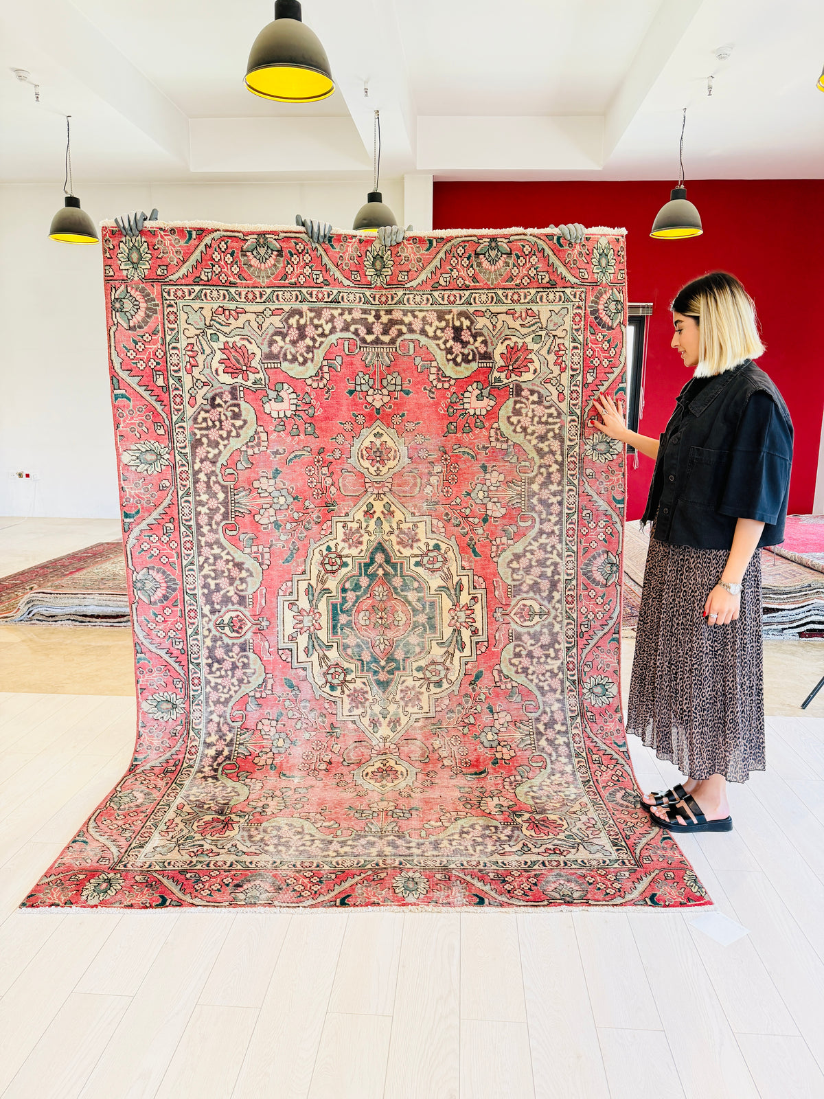 Vintage Faded pink-red and beige Traditional Rug – 8' 11" x 5' 11" (271 x 181 cm)