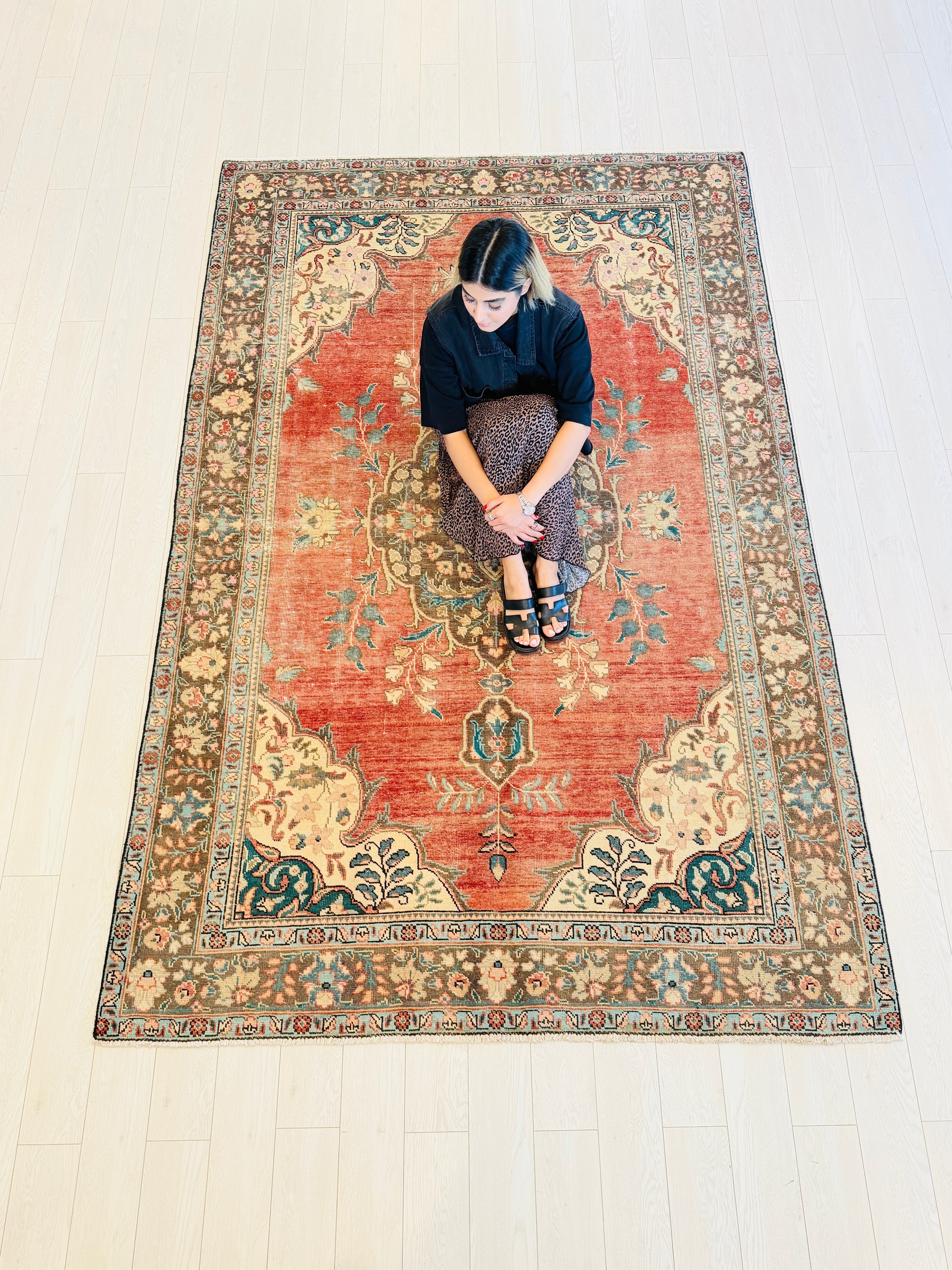 Vintage Faded red and beige Floral Rug – 9' 7" x 6' 1" (292 x 186 cm)