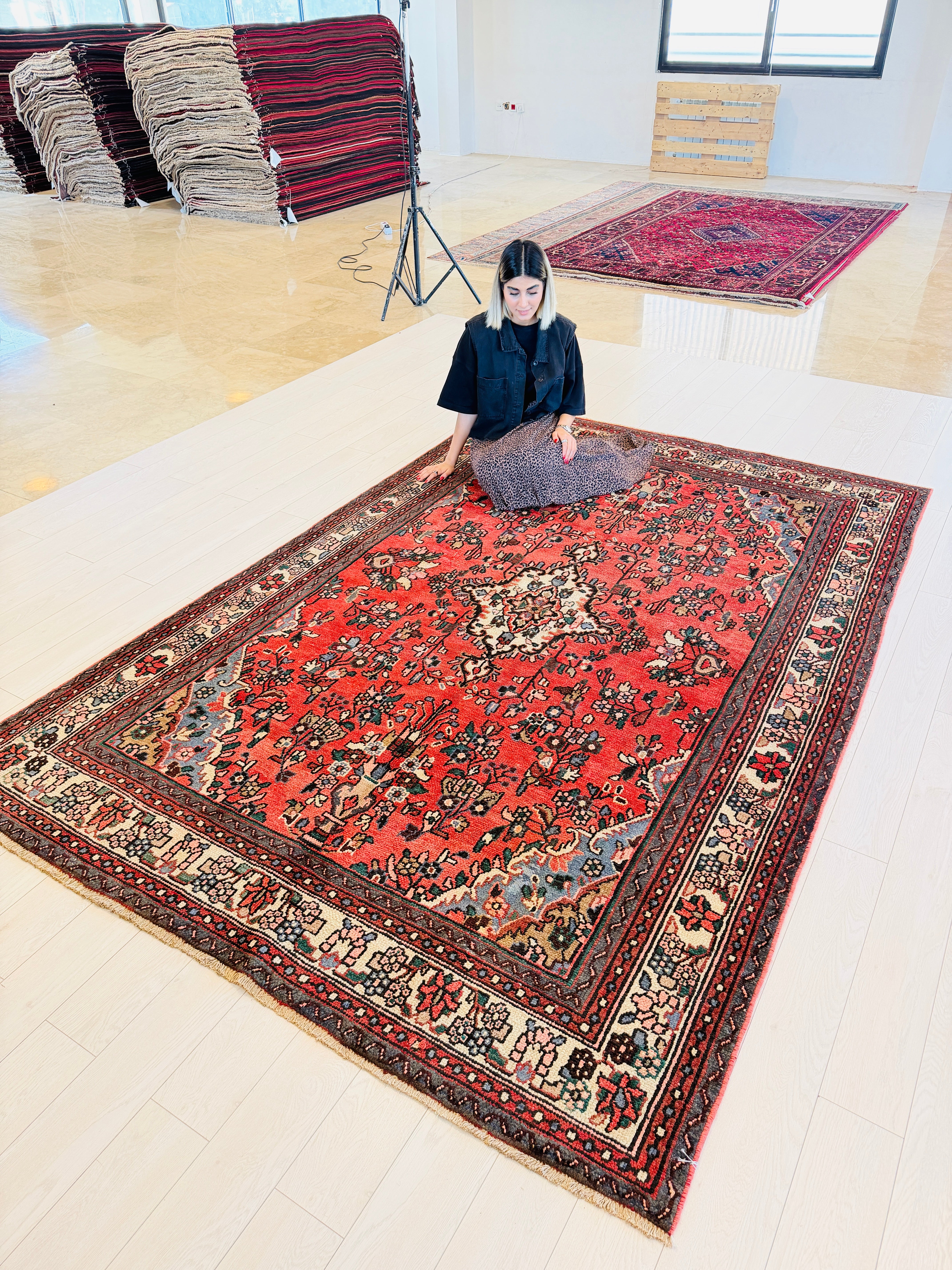 Vintage Red and beige Floral Rug – 9' 7" x 6' 5" (292 x 196 cm)