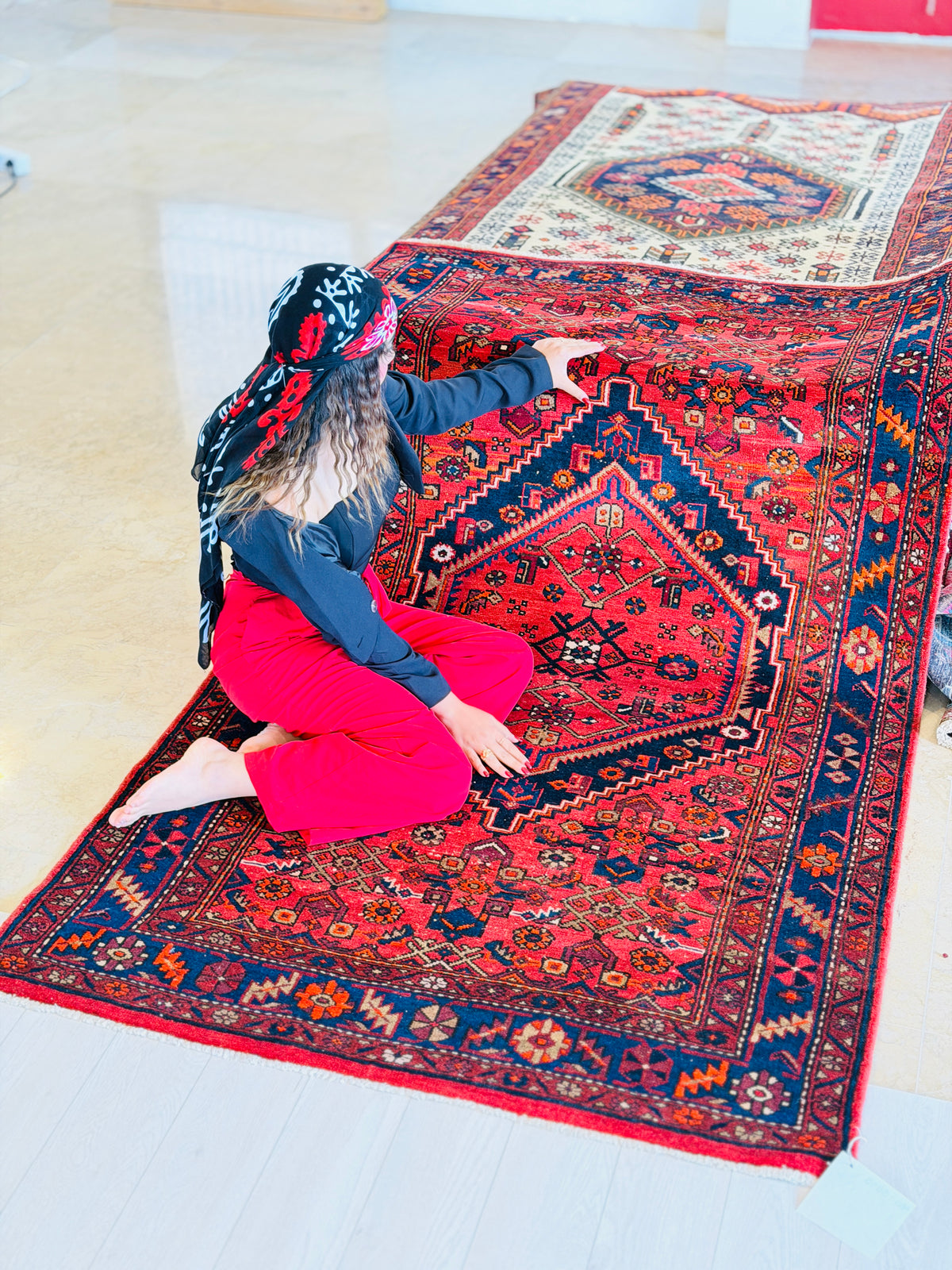 Vintage Red, Navy Blue Central Medallion Area Rug – 7' 3" x 4' 2" (221 x 128 cm)