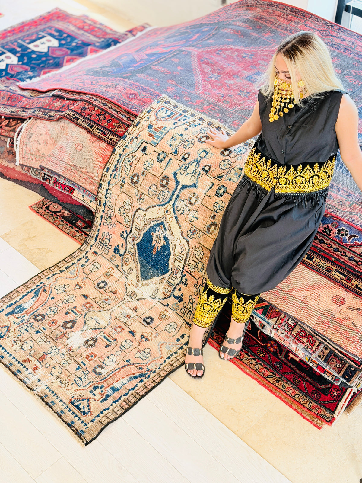Antique Distressed Peach Floral Medallion Hand-Knotted Area Rug – 5' 9" x 3' 2" (176 x 97 cm)