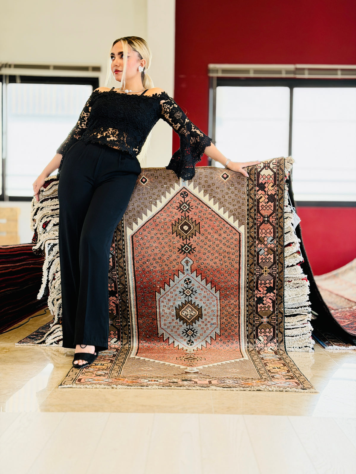 Tapis vintage délavé rouge rouille et bleu à médaillon géométrique – 6' 5" x 3' 4" (196 x 101 cm)