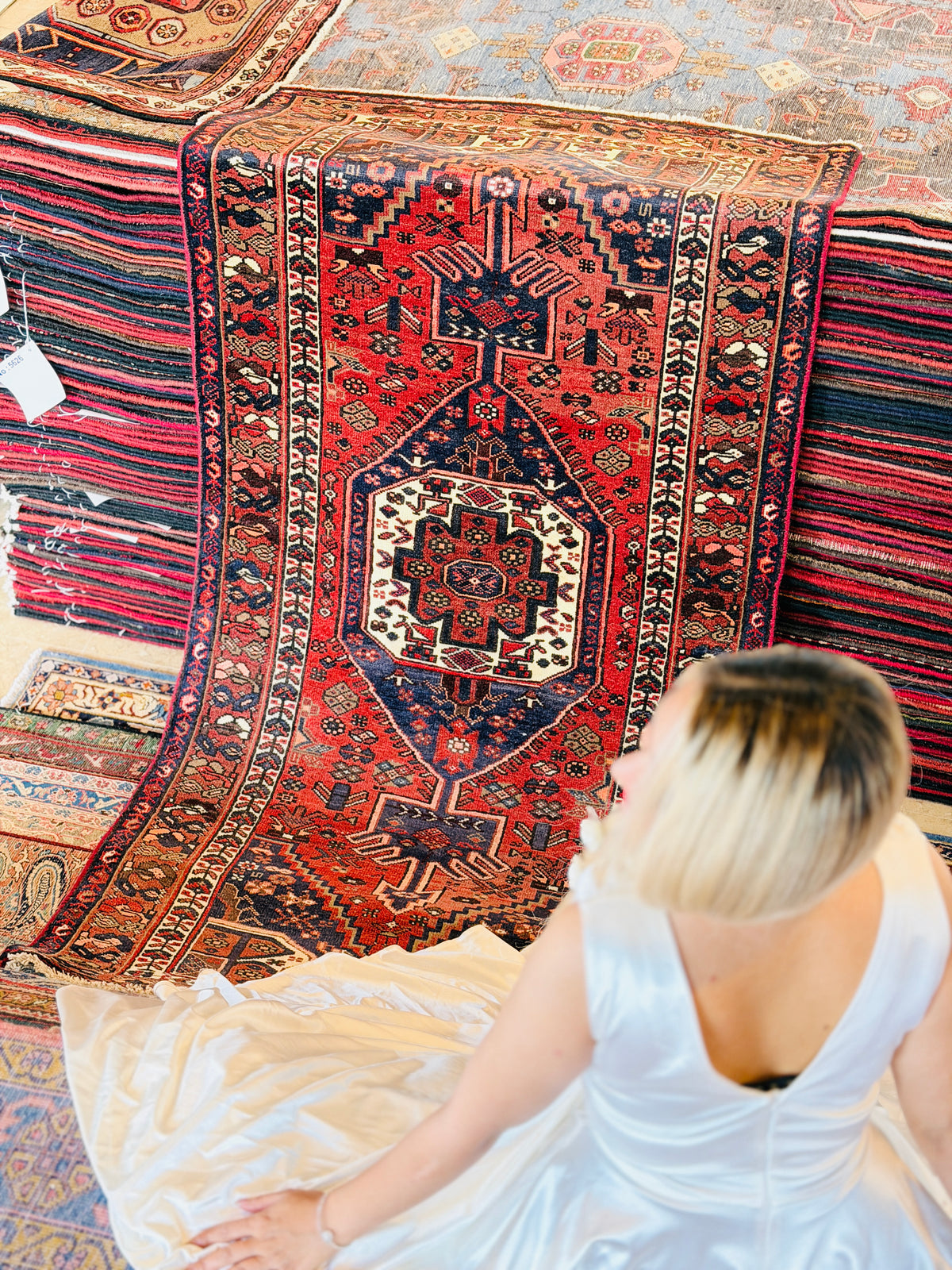 Tapis vintage rouge rouille et bleu marine à médaillon central – 6' 10" x 3' 3" (208 x 100 cm)