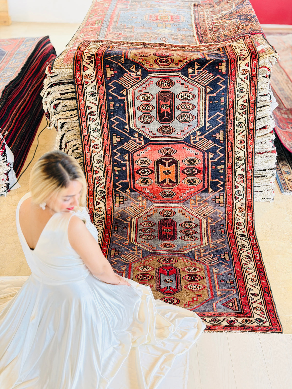 Tapis vintage bleu marine, rouge, bleu, et brun Three-Panel Tribal – 7' 7" x 3' 5" (230 x 103 cm)