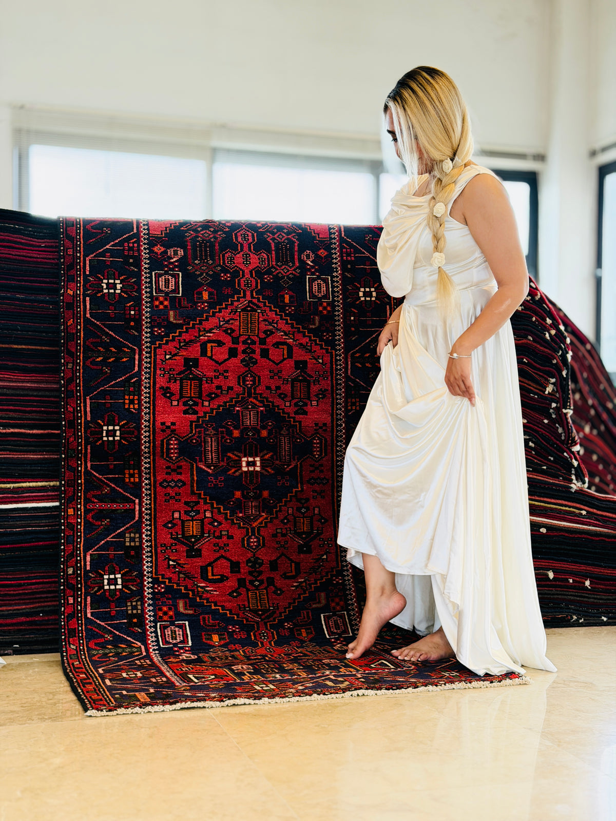 Tapis vintage rouge et bleu marine à médaillon géométrique – 6' 9" x 3' 4" (206 x 102 cm)