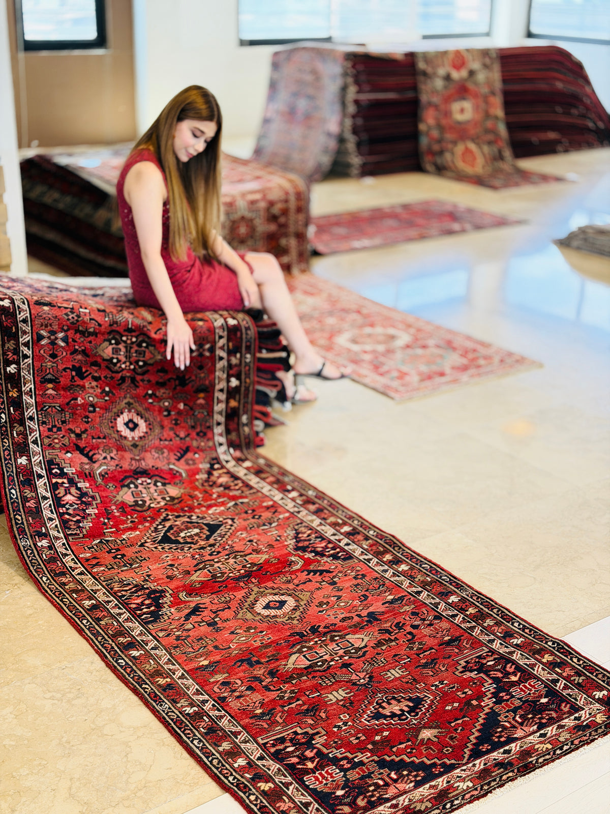 Vintage Floral Medallion Runner Rug, Red – 9' 9" x 3' 6" (296 x 107 cm)