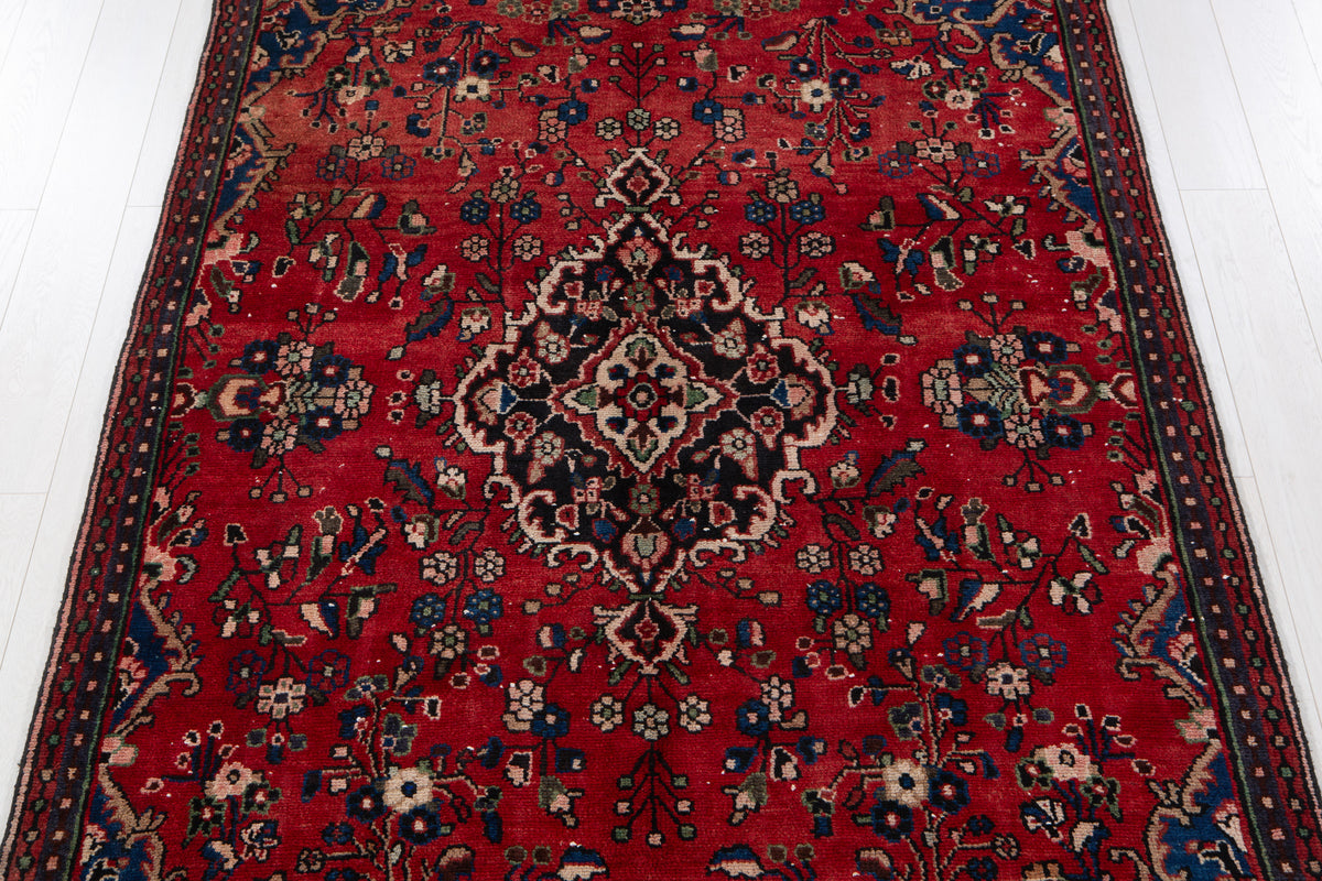 Vintage Red Hand-Knotted Wool Rug – 8' 4" x 5' 5" (253 x 165 cm)