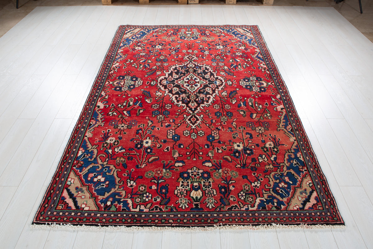 Vintage Red Hand-Knotted Wool Rug – 8' 4" x 5' 5" (253 x 165 cm)