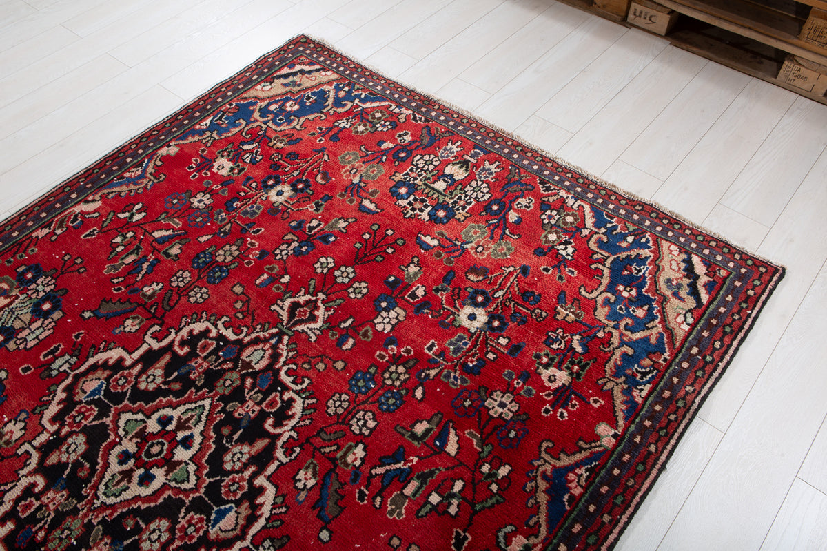 Vintage Red Hand-Knotted Wool Rug – 8' 4" x 5' 5" (253 x 165 cm)