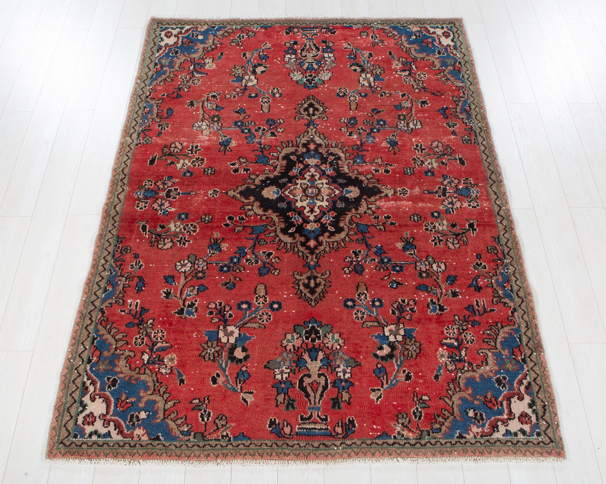 Vintage Red Hand-Knotted Wool Rug – 7' 4" x 5' 5" (224 x 164 cm)