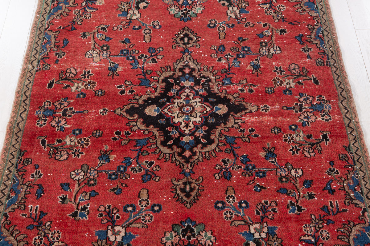 Vintage Red Hand-Knotted Wool Rug – 7' 4" x 5' 5" (224 x 164 cm)