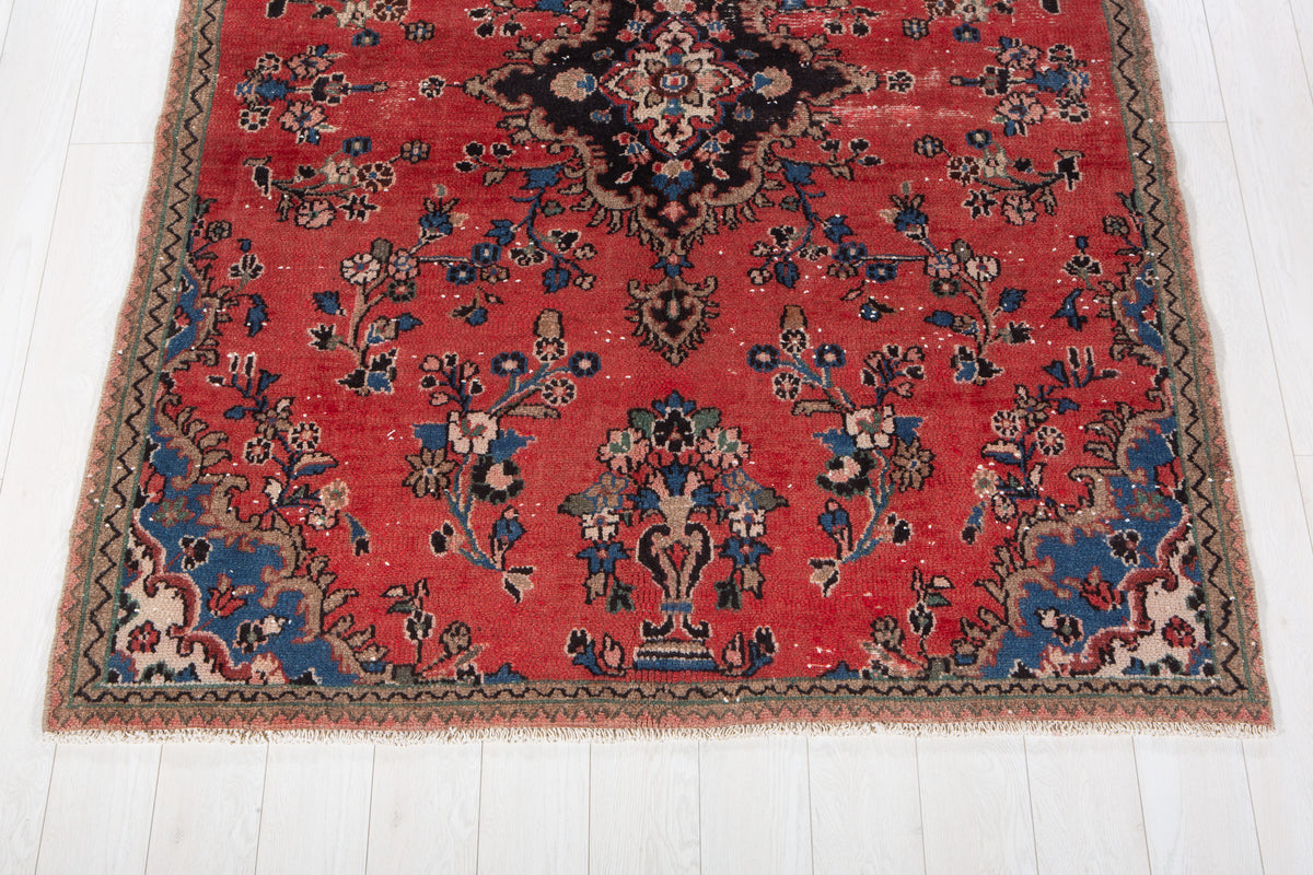 Vintage Red Hand-Knotted Wool Rug – 7' 4" x 5' 5" (224 x 164 cm)