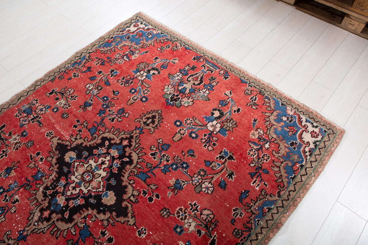 Vintage Red Hand-Knotted Wool Rug – 7' 4" x 5' 5" (224 x 164 cm)