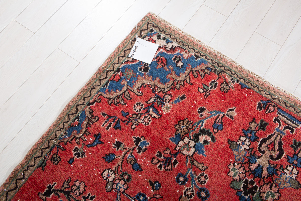 Vintage Red Hand-Knotted Wool Rug – 7' 4" x 5' 5" (224 x 164 cm)