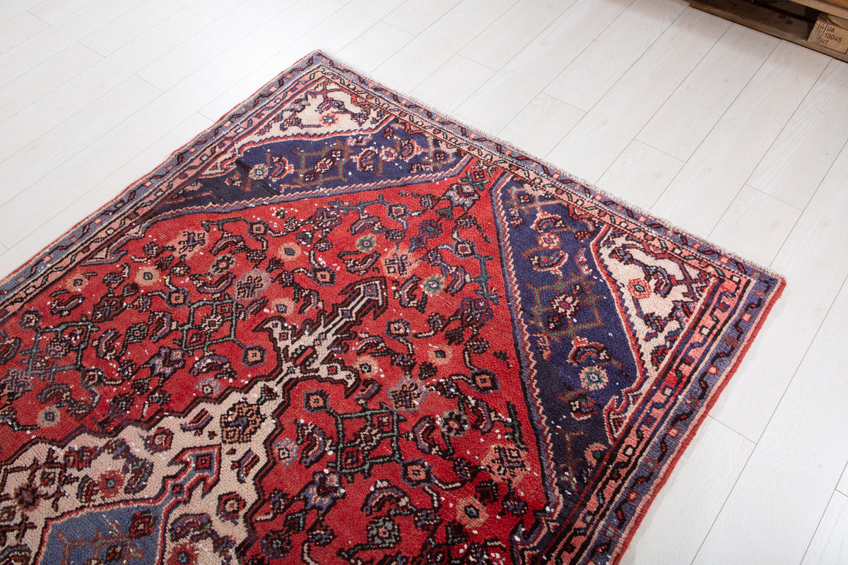 Vintage Red Hand-Knotted Wool Rug – 8' 3" x 4' 8" (252 x 141 cm)
