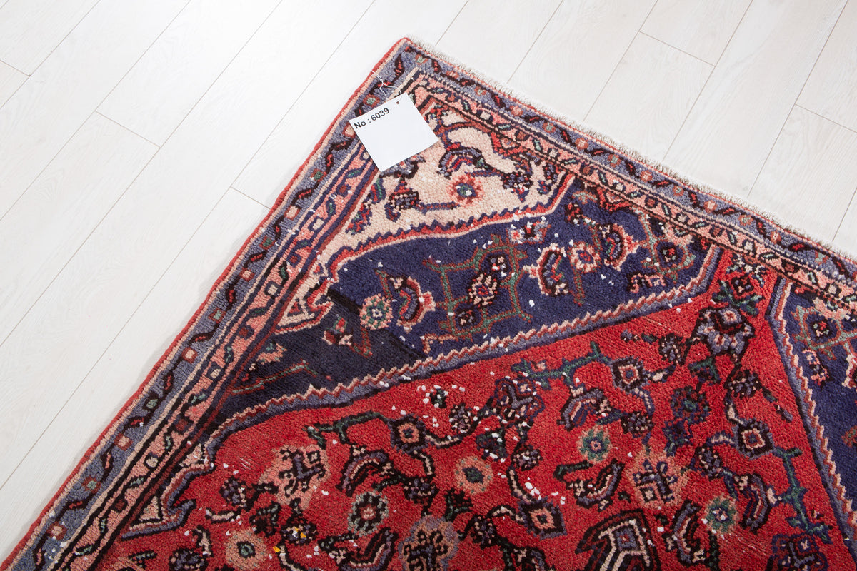 Vintage Red Hand-Knotted Wool Rug – 8' 3" x 4' 8" (252 x 141 cm)