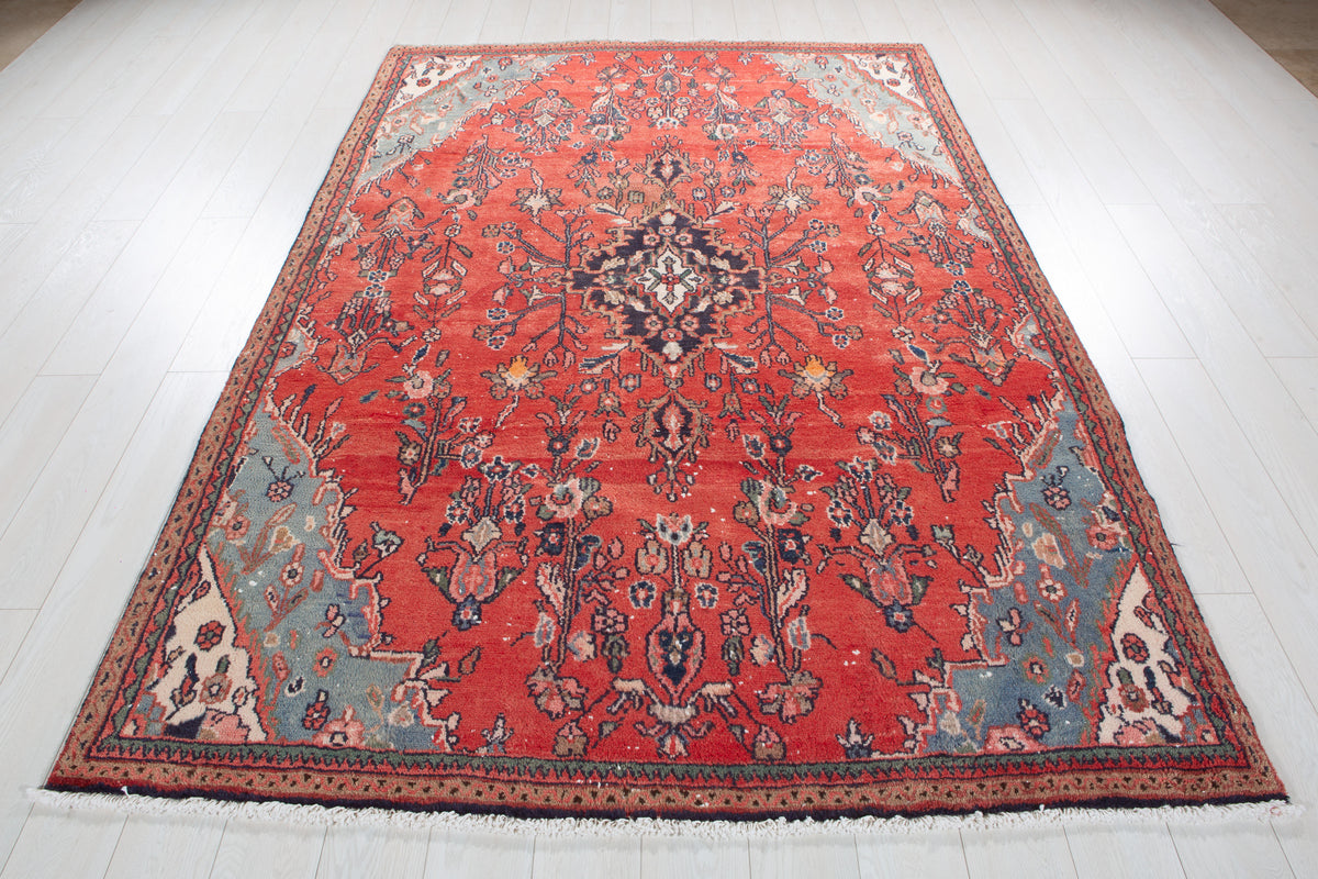 Vintage Red Hand-Knotted Wool Rug – 8' 6" x 5' 10" (260 x 178 cm)