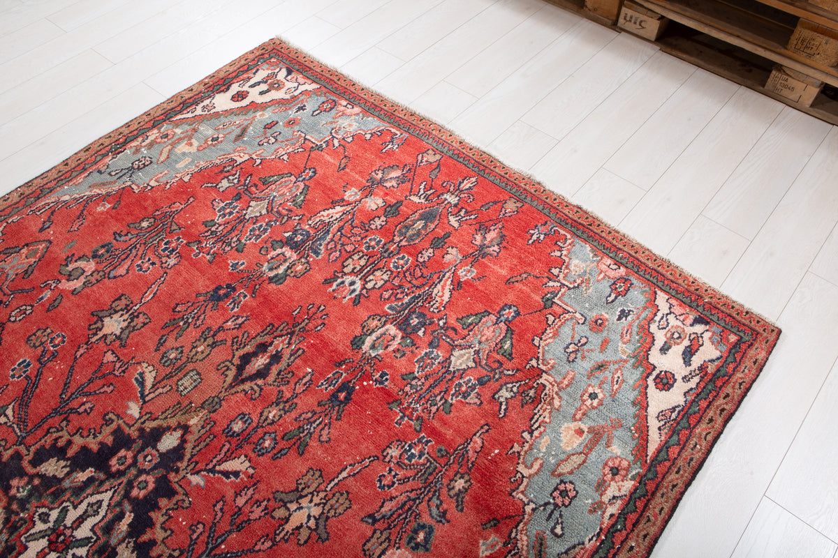 Vintage Red Hand-Knotted Wool Rug – 8' 6" x 5' 10" (260 x 178 cm)
