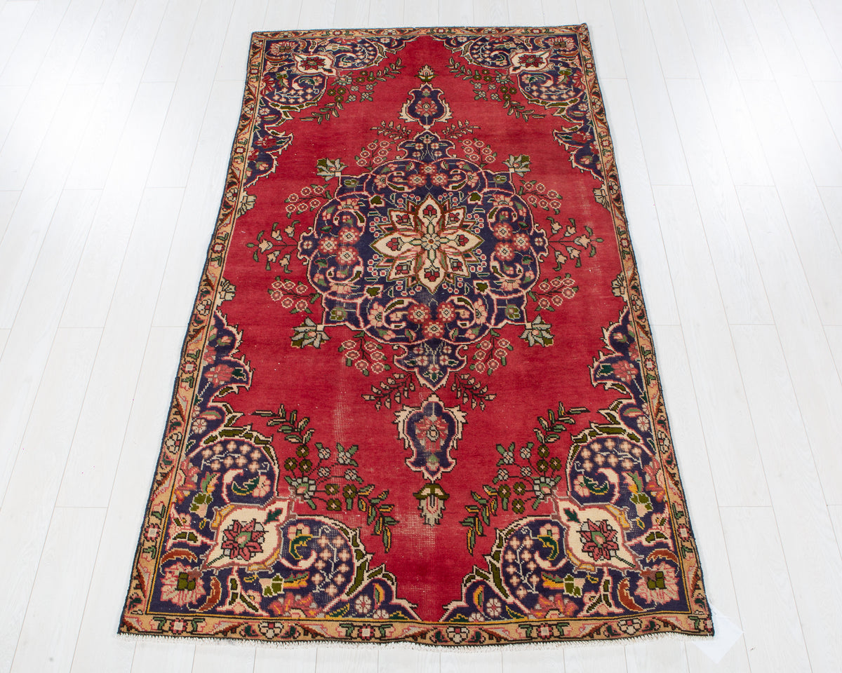 Vintage Red Hand-Knotted Wool Rug – 8' 3" x 4' 6" (251 x 136 cm)