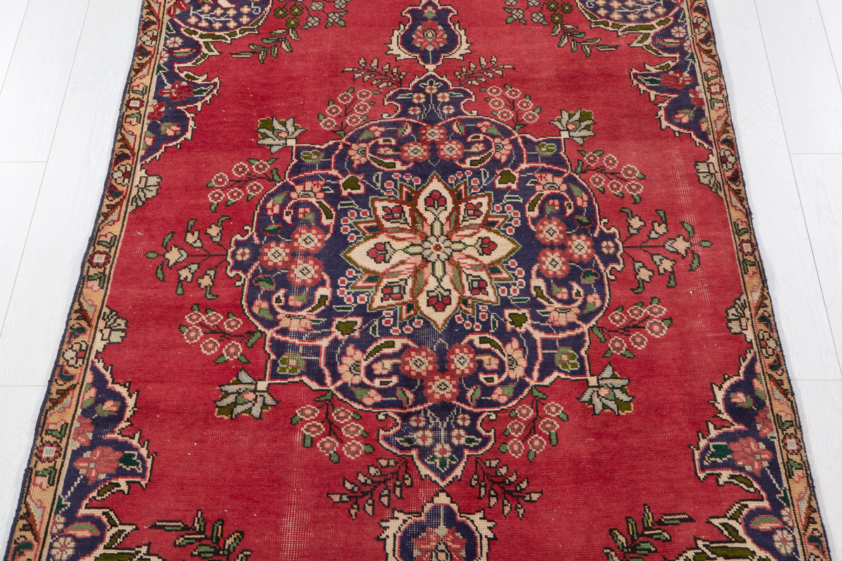 Vintage Red Hand-Knotted Wool Rug – 8' 3" x 4' 6" (251 x 136 cm)