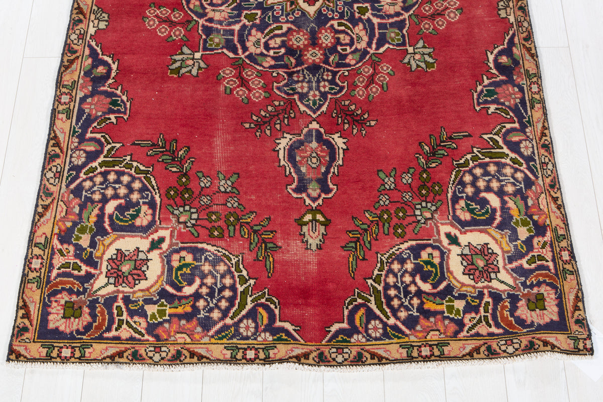 Vintage Red Hand-Knotted Wool Rug – 8' 3" x 4' 6" (251 x 136 cm)