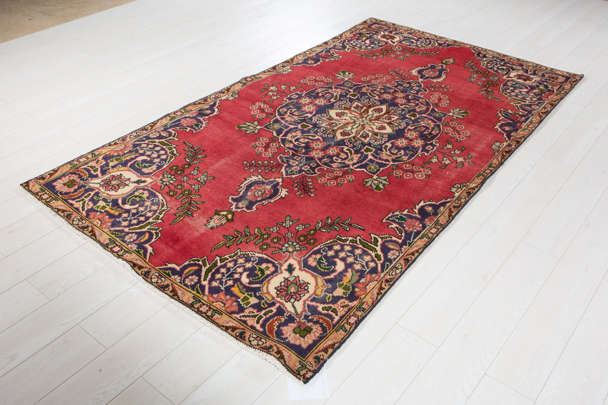 Vintage Red Hand-Knotted Wool Rug – 8' 3" x 4' 6" (251 x 136 cm)