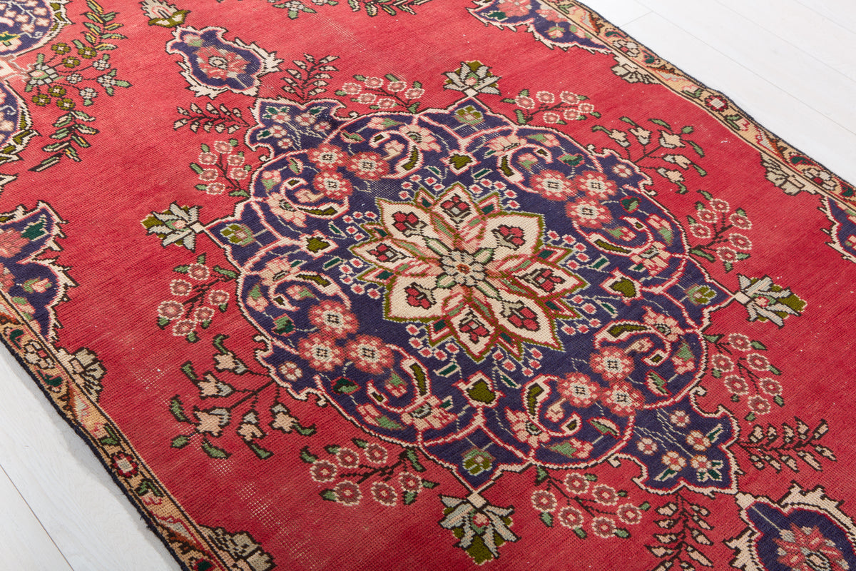 Vintage Red Hand-Knotted Wool Rug – 8' 3" x 4' 6" (251 x 136 cm)