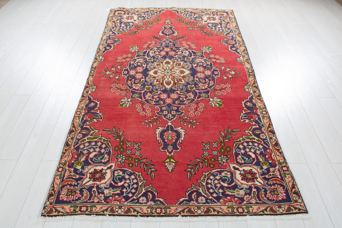 Vintage Red Hand-Knotted Wool Rug – 8' 3" x 4' 6" (251 x 136 cm)