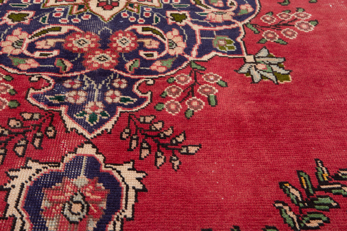 Vintage Red Hand-Knotted Wool Rug – 8' 3" x 4' 6" (251 x 136 cm)