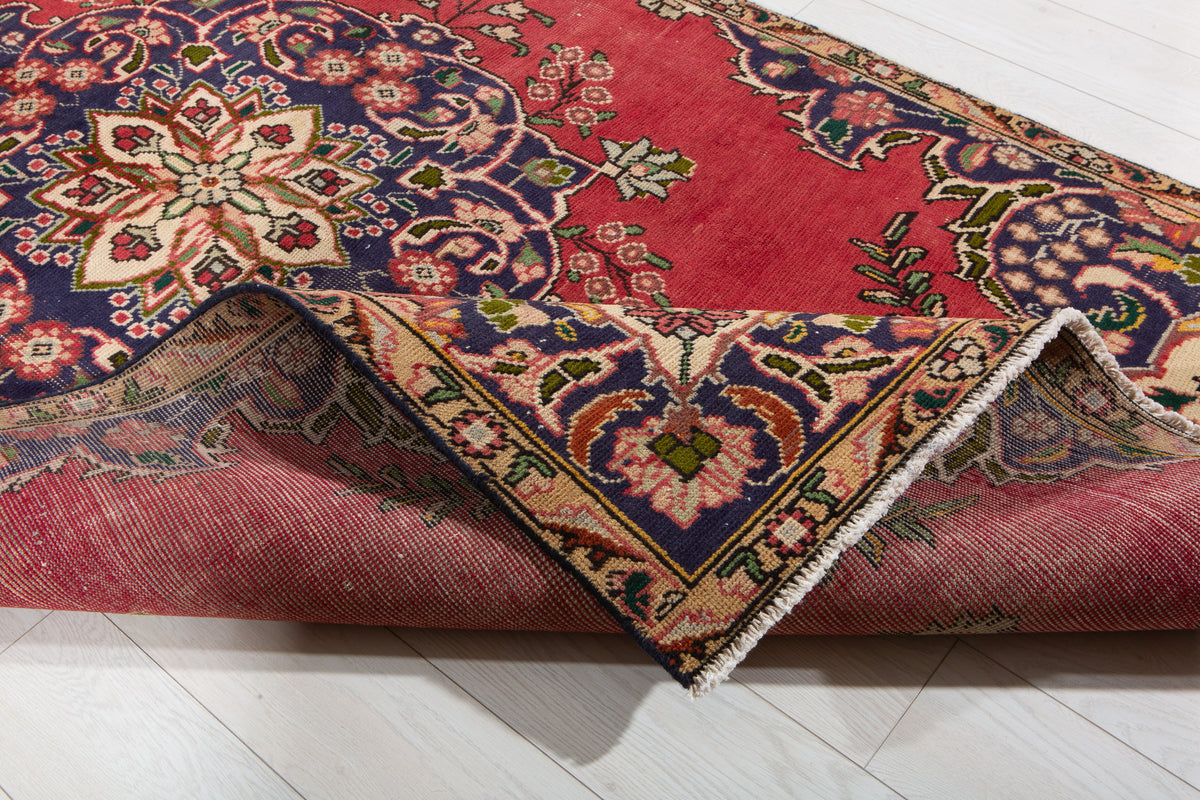 Vintage Red Hand-Knotted Wool Rug – 8' 3" x 4' 6" (251 x 136 cm)