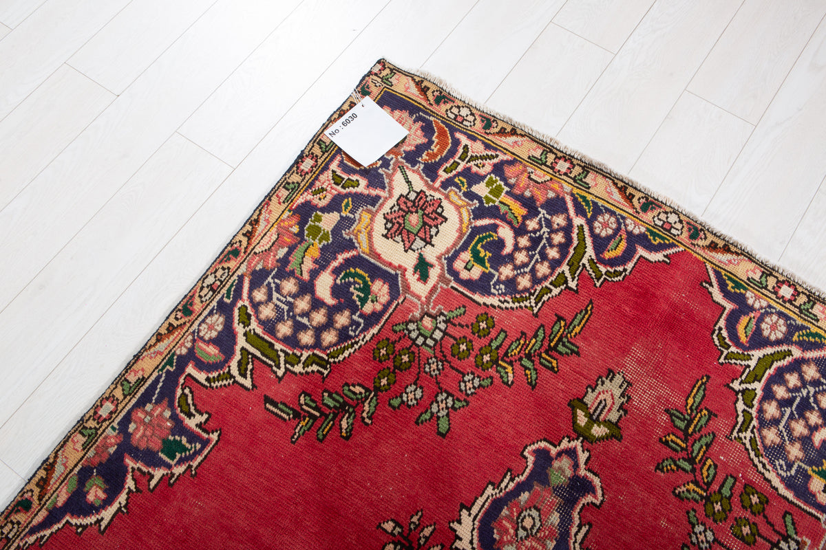 Vintage Red Hand-Knotted Wool Rug – 8' 3" x 4' 6" (251 x 136 cm)