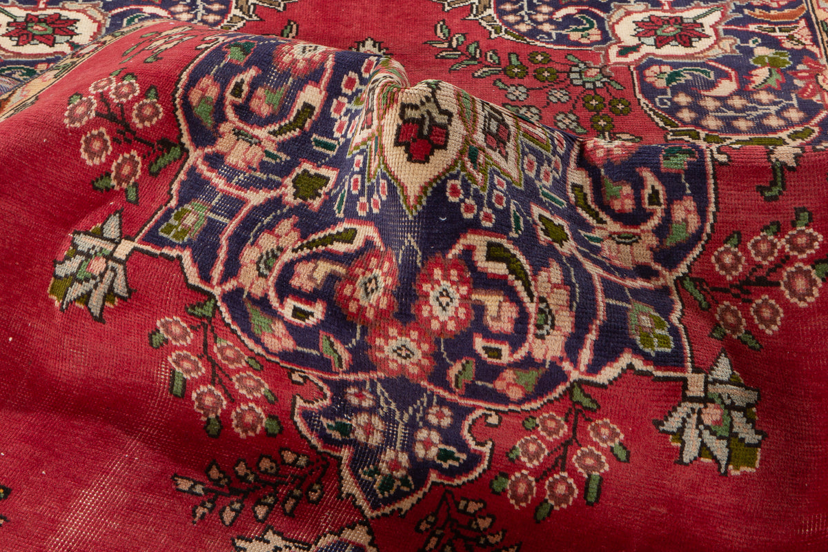 Vintage Red Hand-Knotted Wool Rug – 8' 3" x 4' 6" (251 x 136 cm)
