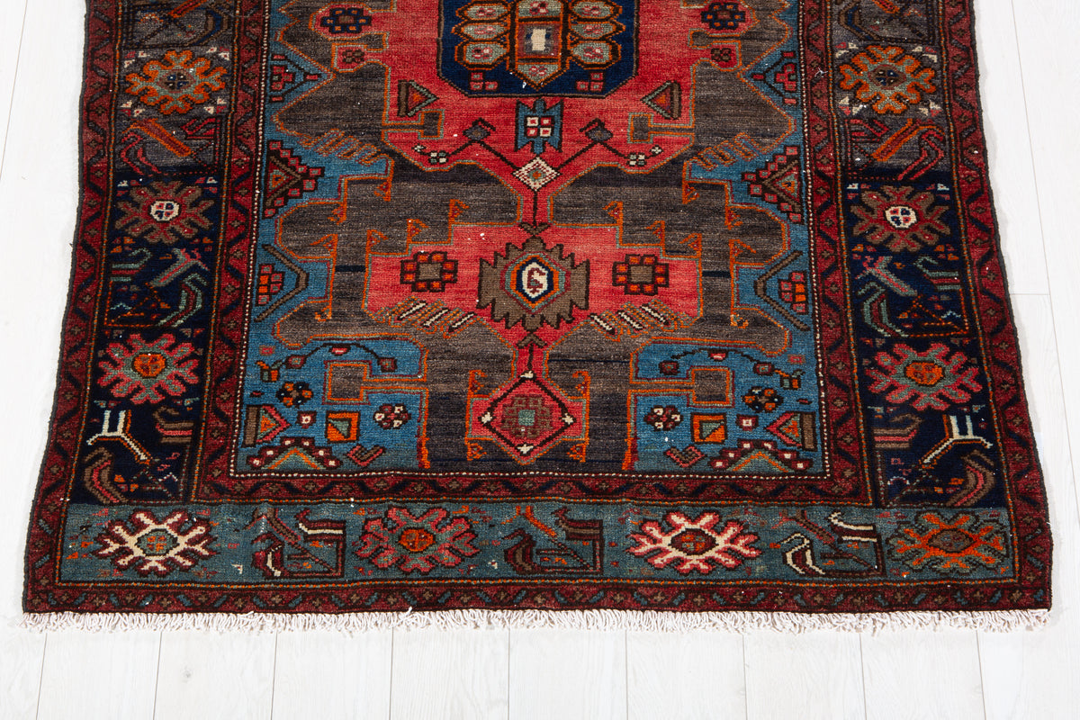 Tapis ancien en laine nouée à la main, noir charbon et rouge – 6' 0" x 4' 3" (182 x 130 cm)