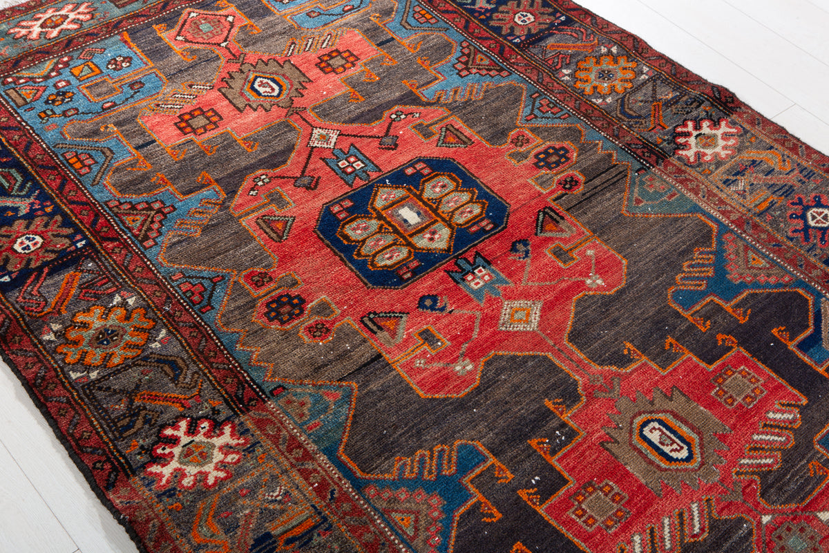 Tapis ancien en laine nouée à la main, noir charbon et rouge – 6' 0" x 4' 3" (182 x 130 cm)
