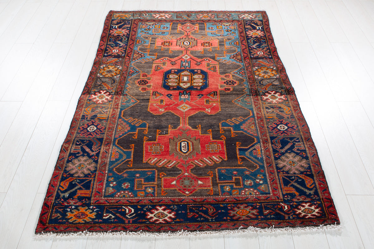 Tapis ancien en laine nouée à la main, noir charbon et rouge – 6' 0" x 4' 3" (182 x 130 cm)