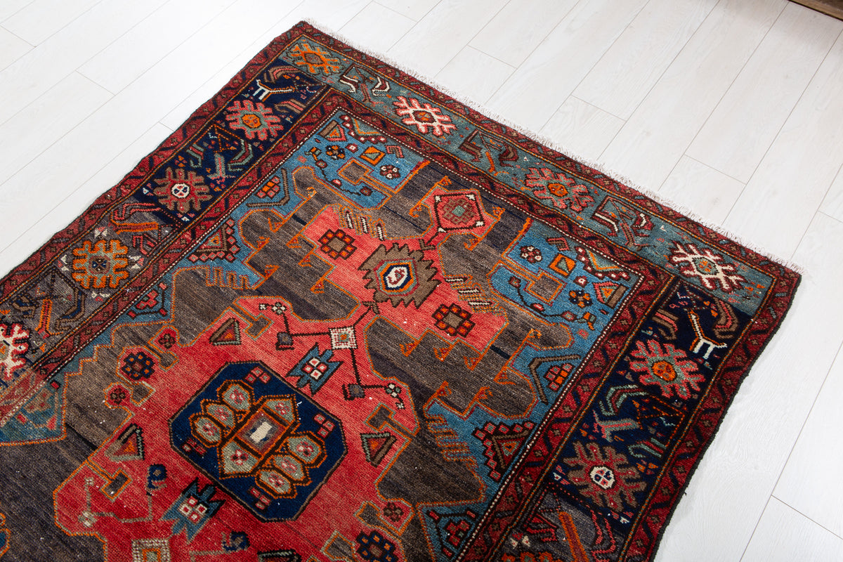 Tapis ancien en laine nouée à la main, noir charbon et rouge – 6' 0" x 4' 3" (182 x 130 cm)