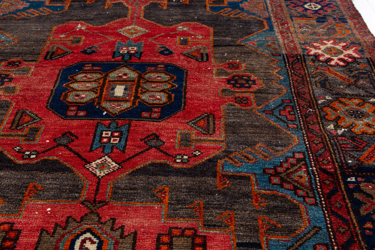 Tapis ancien en laine nouée à la main, noir charbon et rouge – 6' 0" x 4' 3" (182 x 130 cm)