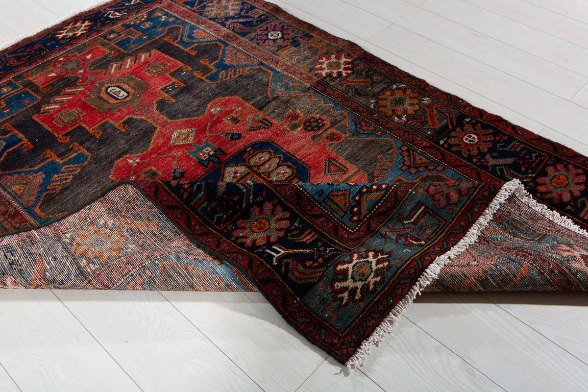 Tapis ancien en laine nouée à la main, noir charbon et rouge – 6' 0" x 4' 3" (182 x 130 cm)