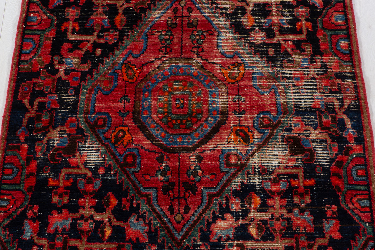 Tapis ancien en laine nouée à la main, bleu marine et rouge – 6' 1" x 3' 8" (185 x 112 cm)
