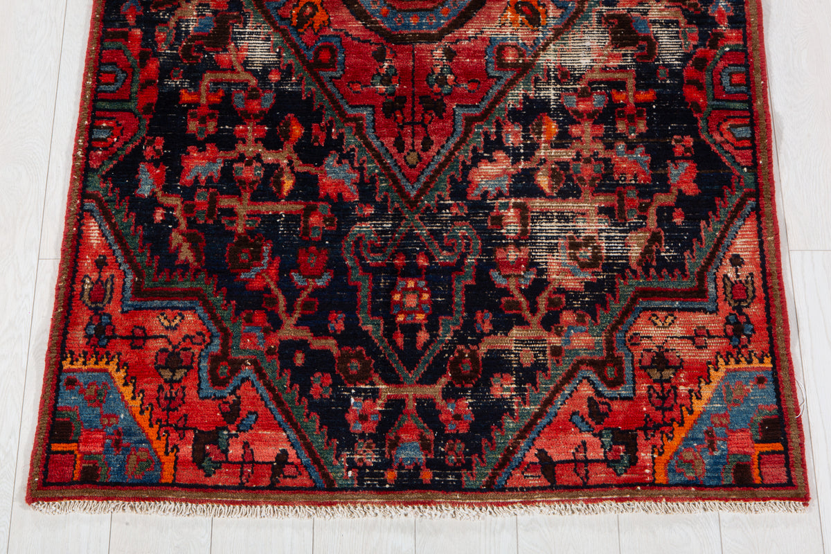 Tapis ancien en laine nouée à la main, bleu marine et rouge – 6' 1" x 3' 8" (185 x 112 cm)