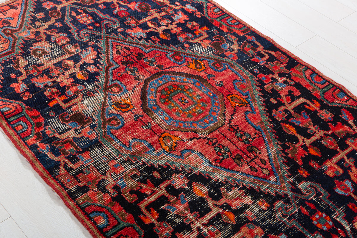Tapis ancien en laine nouée à la main, bleu marine et rouge – 6' 1" x 3' 8" (185 x 112 cm)