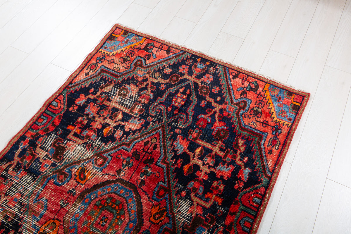 Tapis ancien en laine nouée à la main, bleu marine et rouge – 6' 1" x 3' 8" (185 x 112 cm)