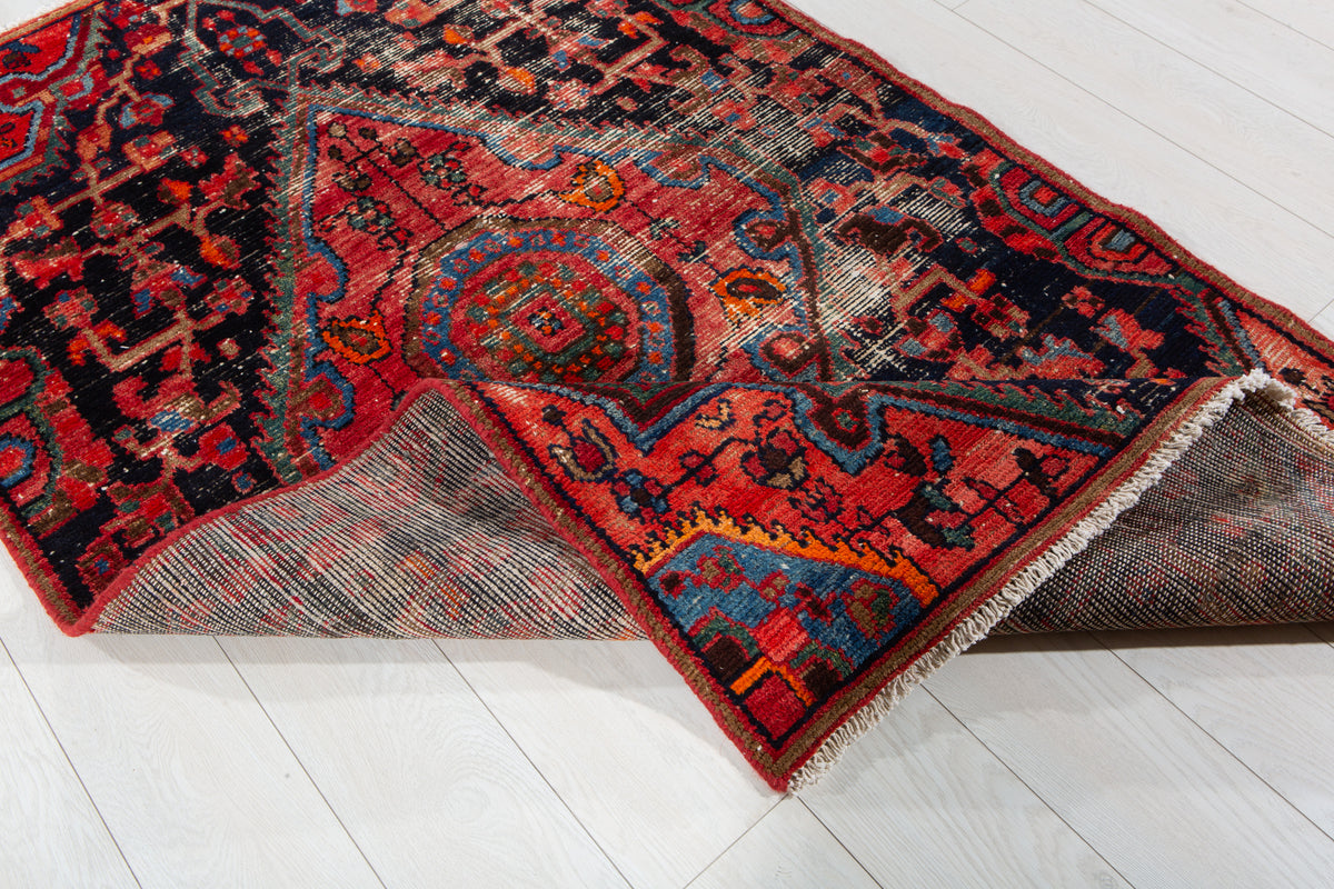 Tapis ancien en laine nouée à la main, bleu marine et rouge – 6' 1" x 3' 8" (185 x 112 cm)