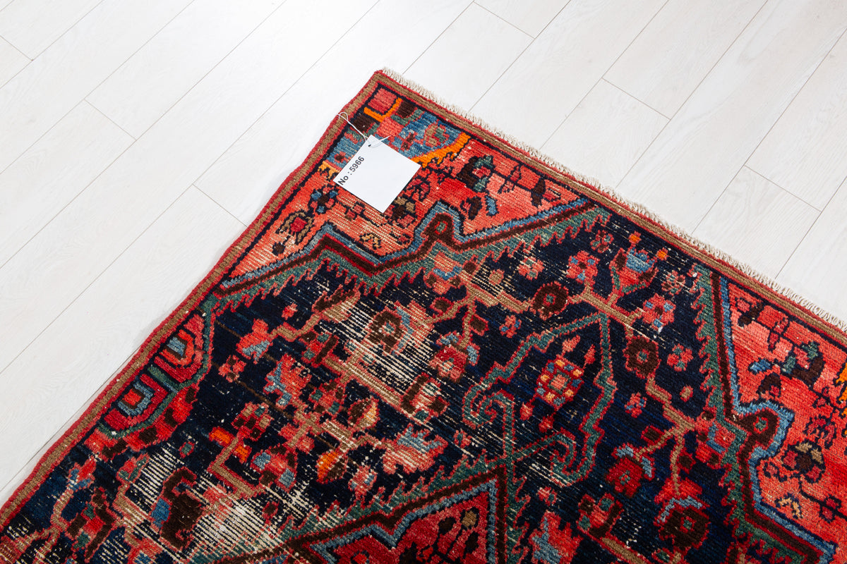 Tapis ancien en laine nouée à la main, bleu marine et rouge – 6' 1" x 3' 8" (185 x 112 cm)