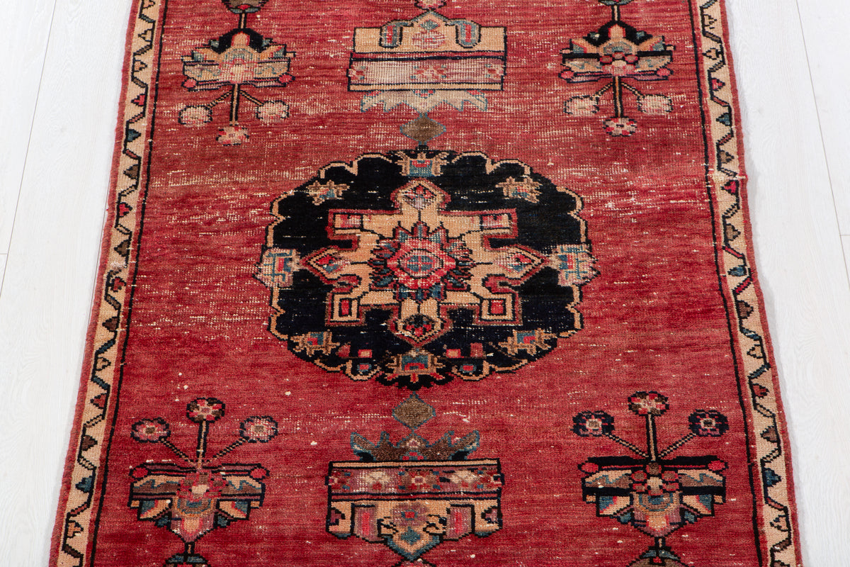 Tapis ancien en laine nouée à la main, rouge – 6' 6" x 3' 4" (198 x 102 cm)